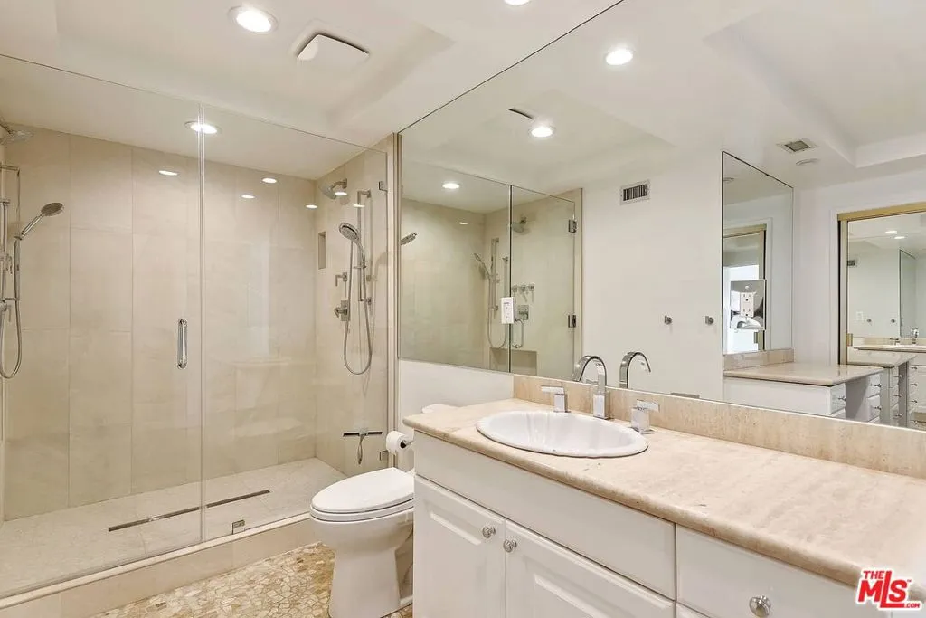 Los Angeles, California 90077, United States, 5 Bedrooms Bedrooms, ,3 BathroomsBathrooms,Residential,Active,193093