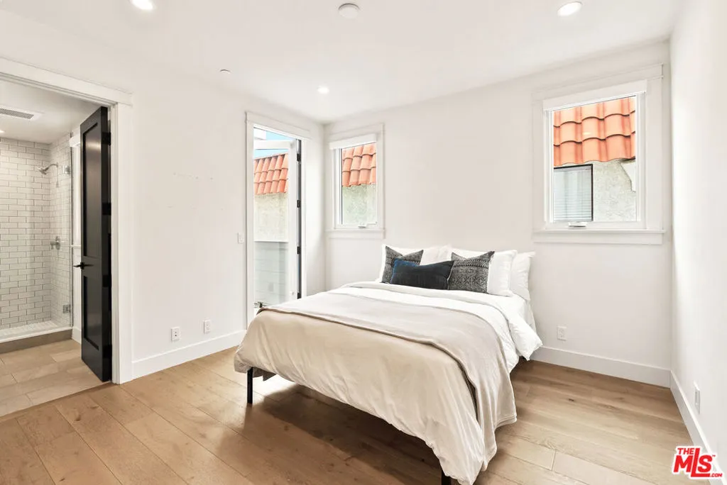 Manhattan Beach, California 90266, United States, 4 Bedrooms Bedrooms, ,4 BathroomsBathrooms,Residential,Pending,238875