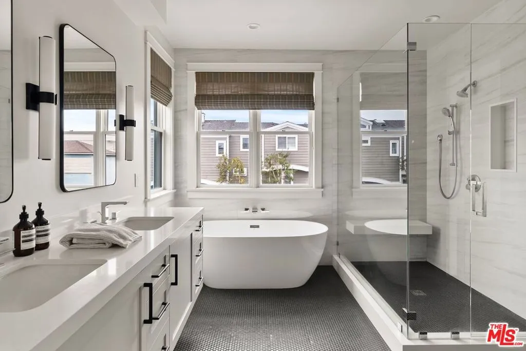 Manhattan Beach, California 90266, United States, 4 Bedrooms Bedrooms, ,4 BathroomsBathrooms,Residential,Pending,238875