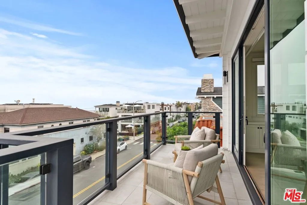 Manhattan Beach, California 90266, United States, 4 Bedrooms Bedrooms, ,4 BathroomsBathrooms,Residential,Pending,238875