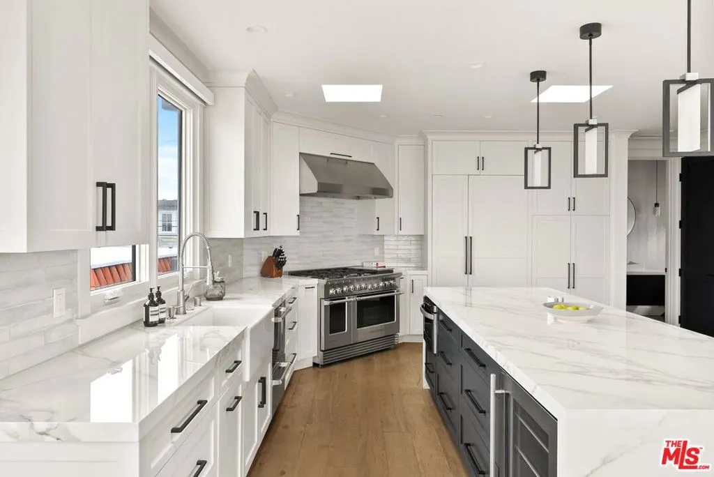 Manhattan Beach, California 90266, United States, 4 Bedrooms Bedrooms, ,4 BathroomsBathrooms,Residential,Pending,238875