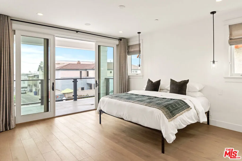 Manhattan Beach, California 90266, United States, 4 Bedrooms Bedrooms, ,4 BathroomsBathrooms,Residential,Pending,238875