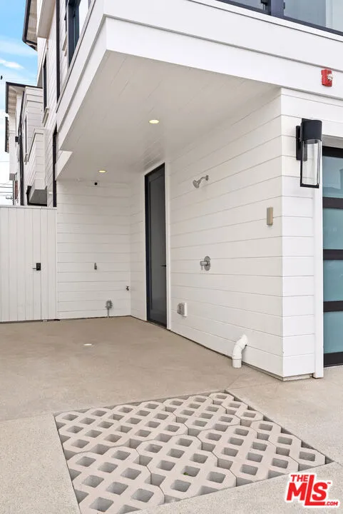 Manhattan Beach, California 90266, United States, 4 Bedrooms Bedrooms, ,4 BathroomsBathrooms,Residential,Pending,238875