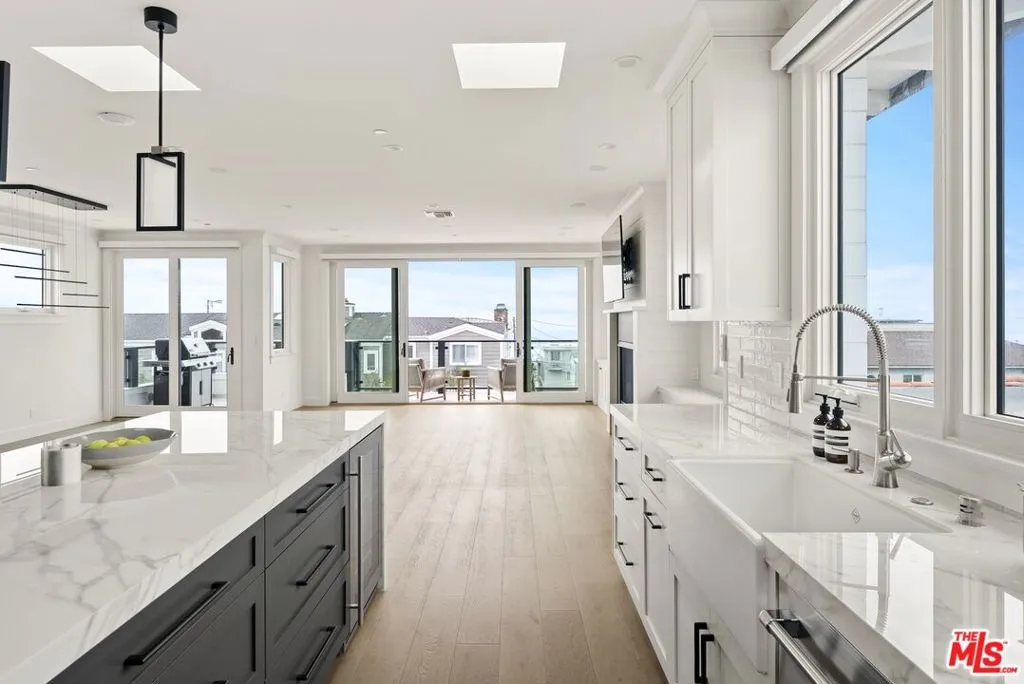 Manhattan Beach, California 90266, United States, 4 Bedrooms Bedrooms, ,4 BathroomsBathrooms,Residential,Pending,238875