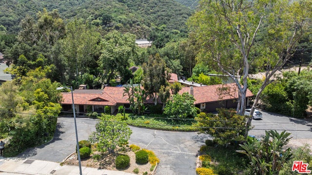 6320 Honolulu Avenue, Los Angeles