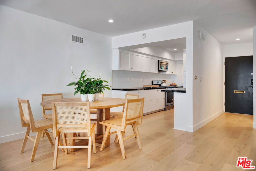 Properties 4 255 S Barrington Avenue D6