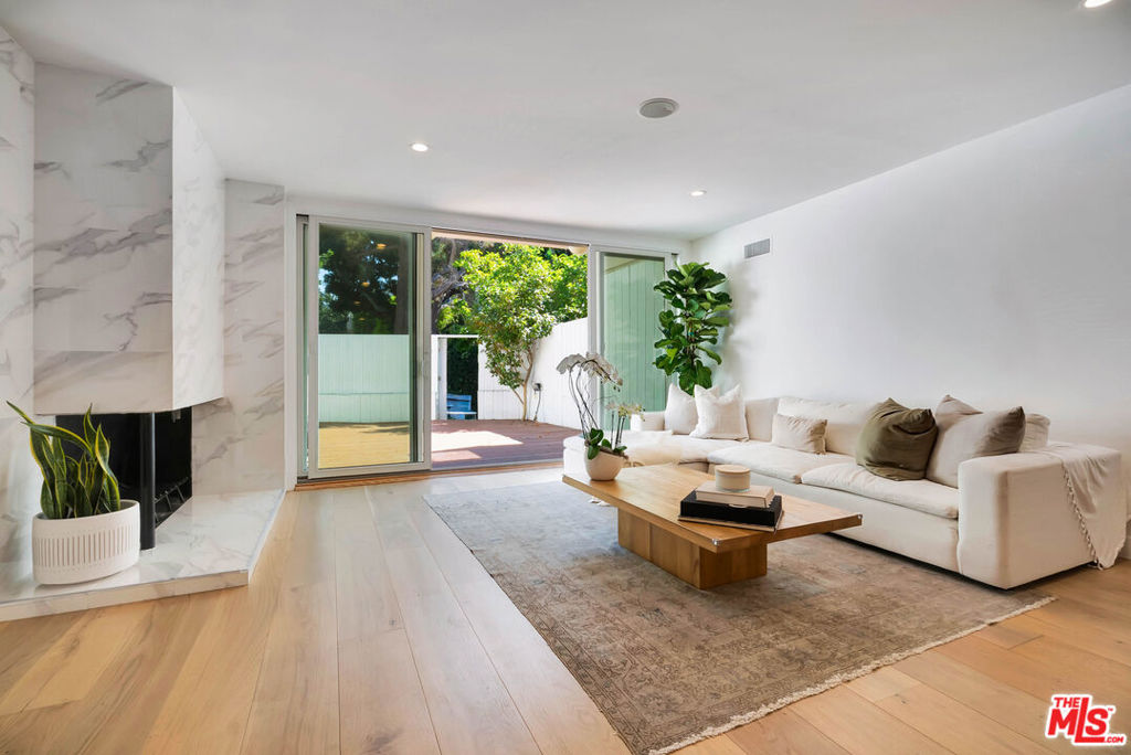 Properties 1 255 S Barrington Avenue D6