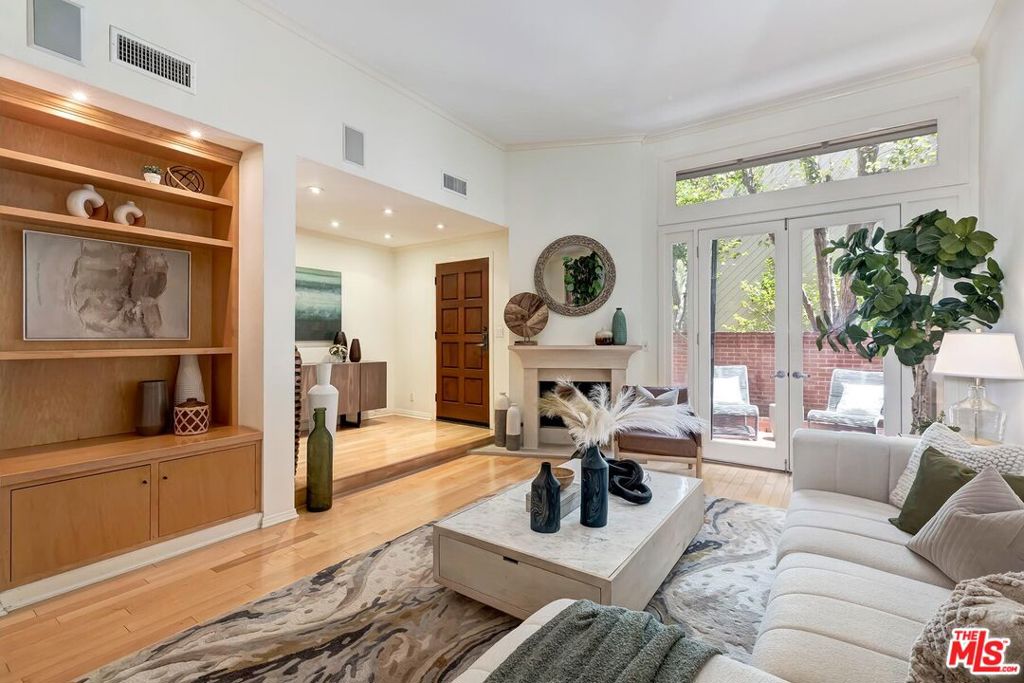 323 San Vicente Boulevard 11