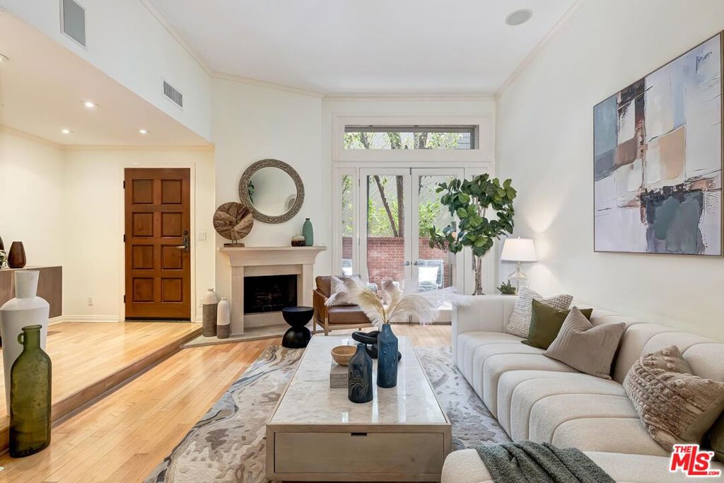 323 San Vicente Boulevard 11