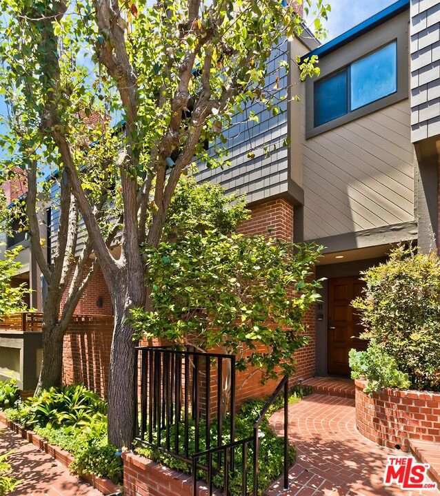 323 San Vicente Boulevard 11