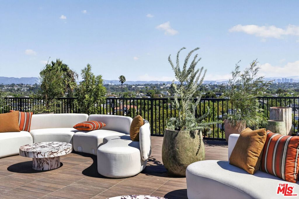 1808 Lincoln Boulevard 202