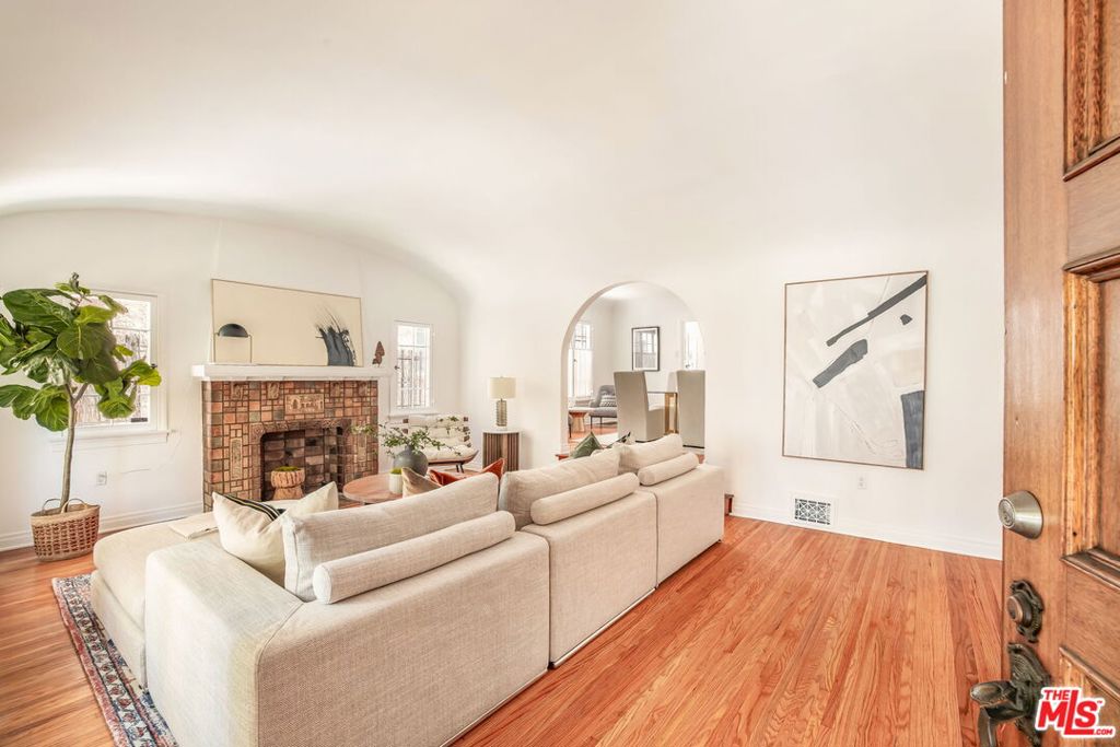 Properties 4 842 S Sycamore Avenue