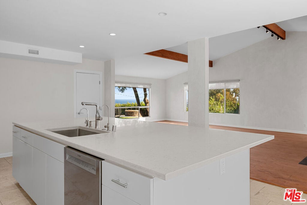 3505 Coast View Drive
