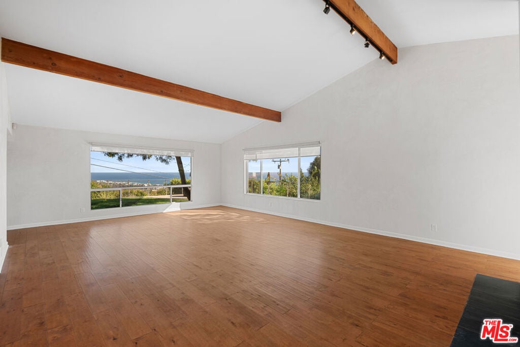 3505 Coast View Drive