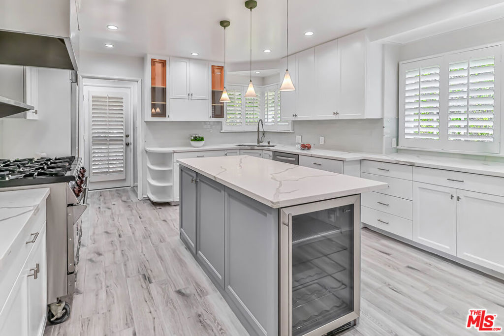 657 N Saltair Avenue