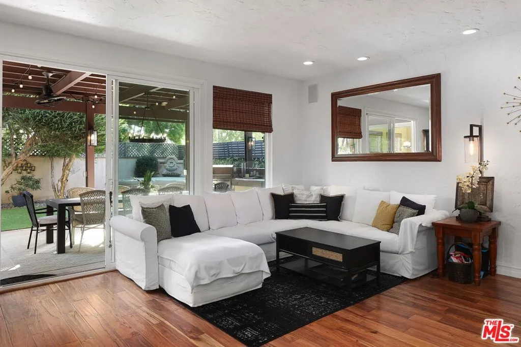 Thousand Oaks, California 91320, United States, 4 Bedrooms Bedrooms, ,3 BathroomsBathrooms,Residential,Active,210740