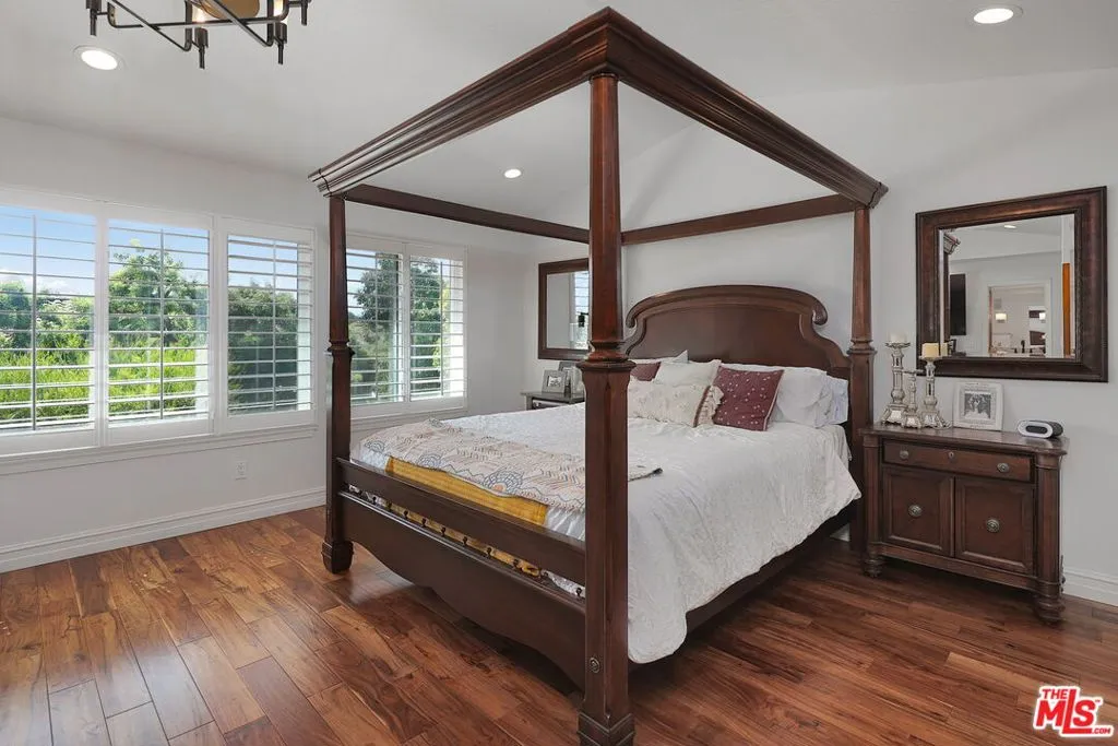 Thousand Oaks, California 91320, United States, 4 Bedrooms Bedrooms, ,3 BathroomsBathrooms,Residential,Active,210740