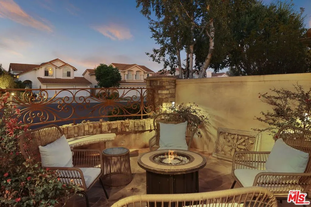 Thousand Oaks, California 91320, United States, 4 Bedrooms Bedrooms, ,3 BathroomsBathrooms,Residential,Active,210740