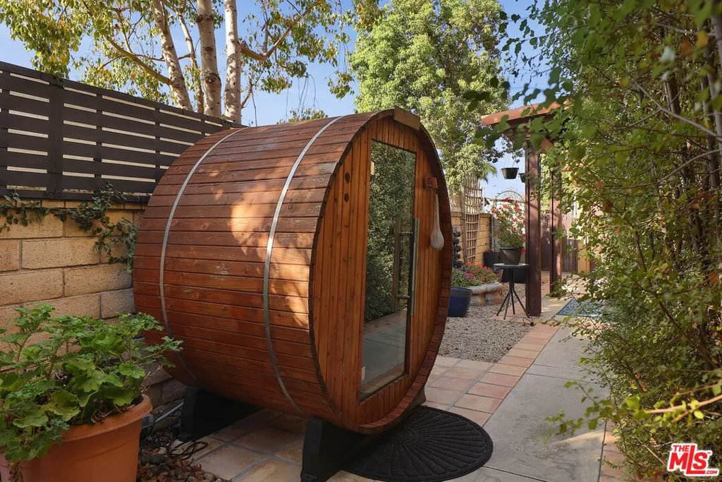 Thousand Oaks, California 91320, United States, 4 Bedrooms Bedrooms, ,3 BathroomsBathrooms,Residential,Active,210740