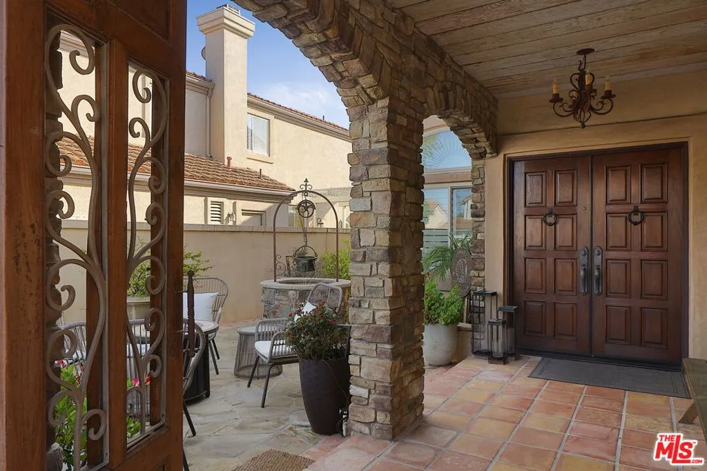 Thousand Oaks, California 91320, United States, 4 Bedrooms Bedrooms, ,3 BathroomsBathrooms,Residential,Active,210740