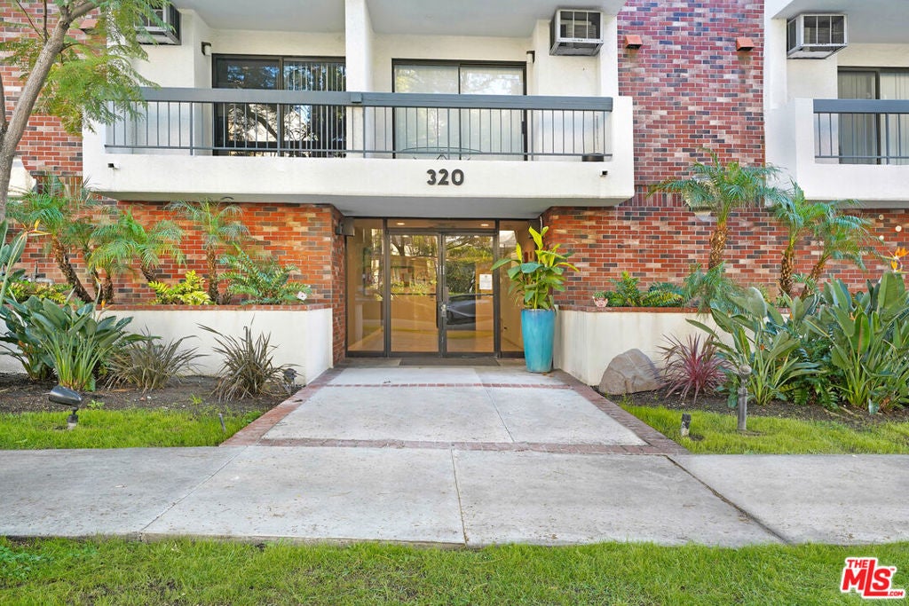 320 Arnaz Drive