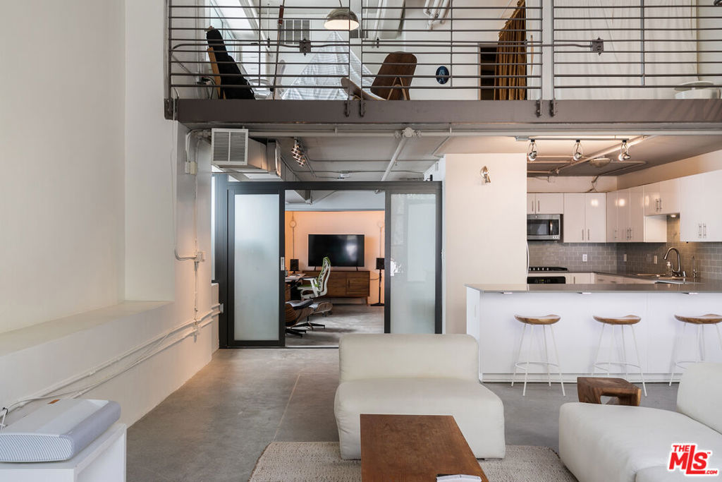 1130 S Flower Street 103