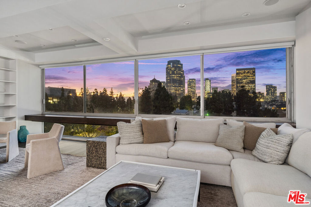 2220 Avenue Of The Stars 702