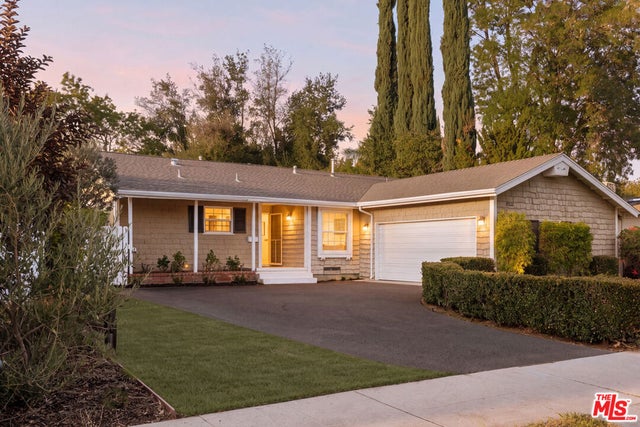 22251 Kittridge Street, Los Angeles