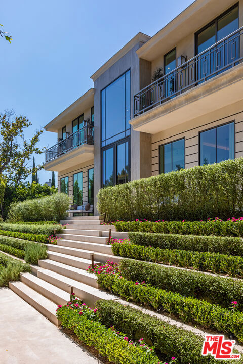 1395 N Doheny Drive