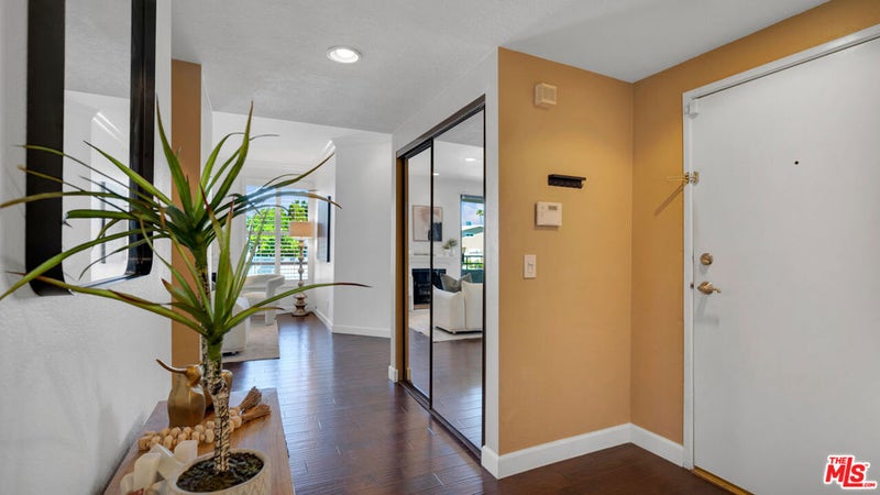 13920 Moorpark Street 106