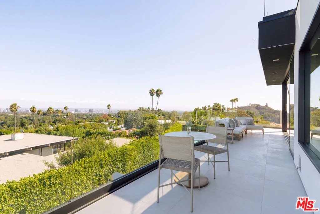 Los Angeles, California 90049, United States, 5 Bedrooms Bedrooms, ,6 BathroomsBathrooms,Residential,Active,222966