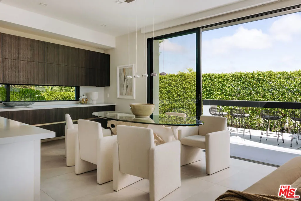 Los Angeles, California 90049, United States, 5 Bedrooms Bedrooms, ,6 BathroomsBathrooms,Residential,Active,222966