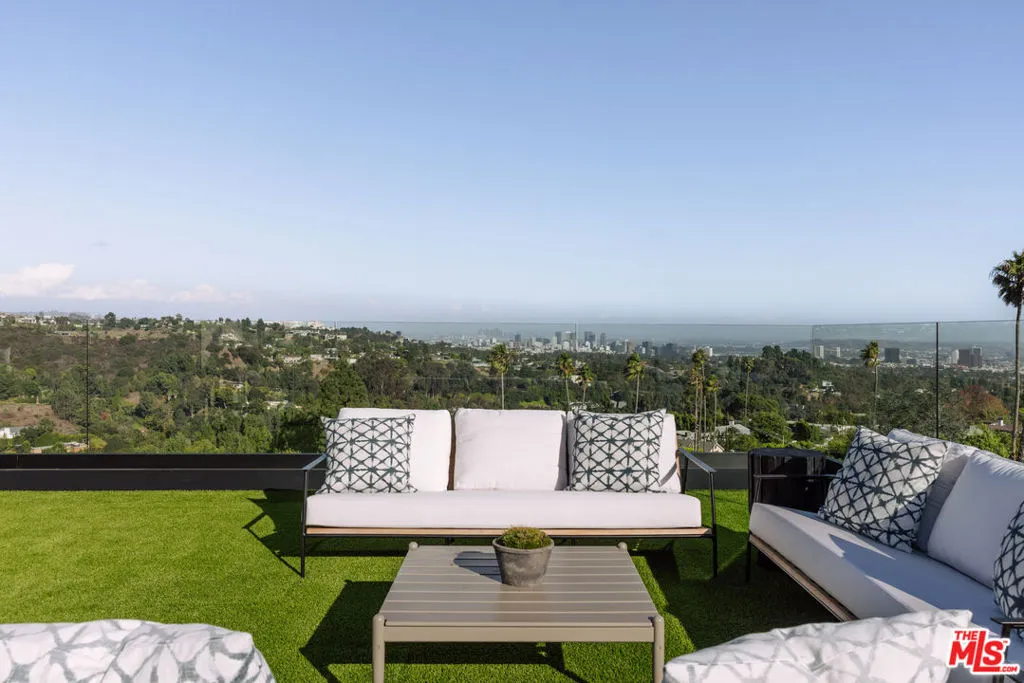 Los Angeles, California 90049, United States, 5 Bedrooms Bedrooms, ,6 BathroomsBathrooms,Residential,Active,222966