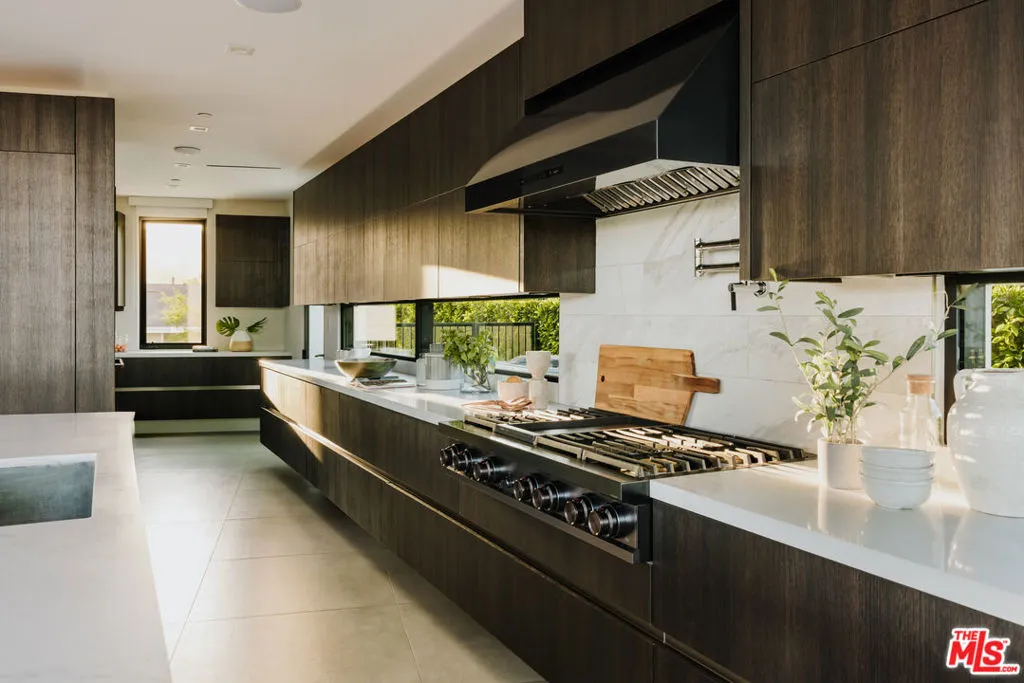 Los Angeles, California 90049, United States, 5 Bedrooms Bedrooms, ,6 BathroomsBathrooms,Residential,Active,222966