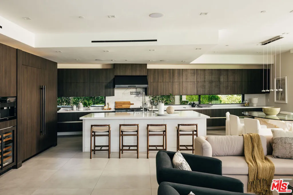 Los Angeles, California 90049, United States, 5 Bedrooms Bedrooms, ,6 BathroomsBathrooms,Residential,Active,222966