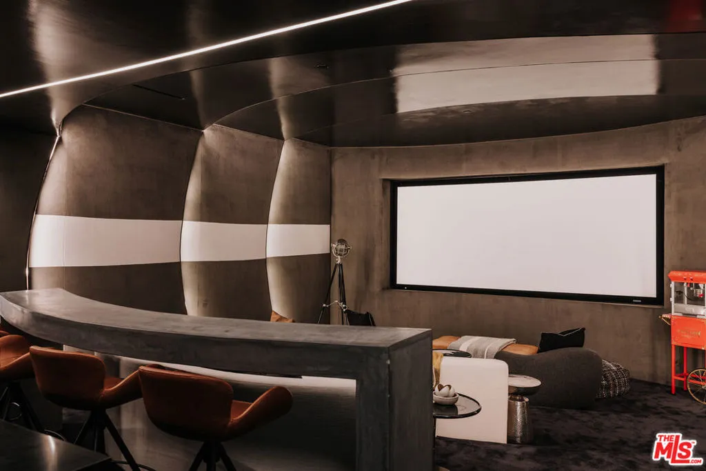 Los Angeles, California 90049, United States, 5 Bedrooms Bedrooms, ,6 BathroomsBathrooms,Residential,Active,222966