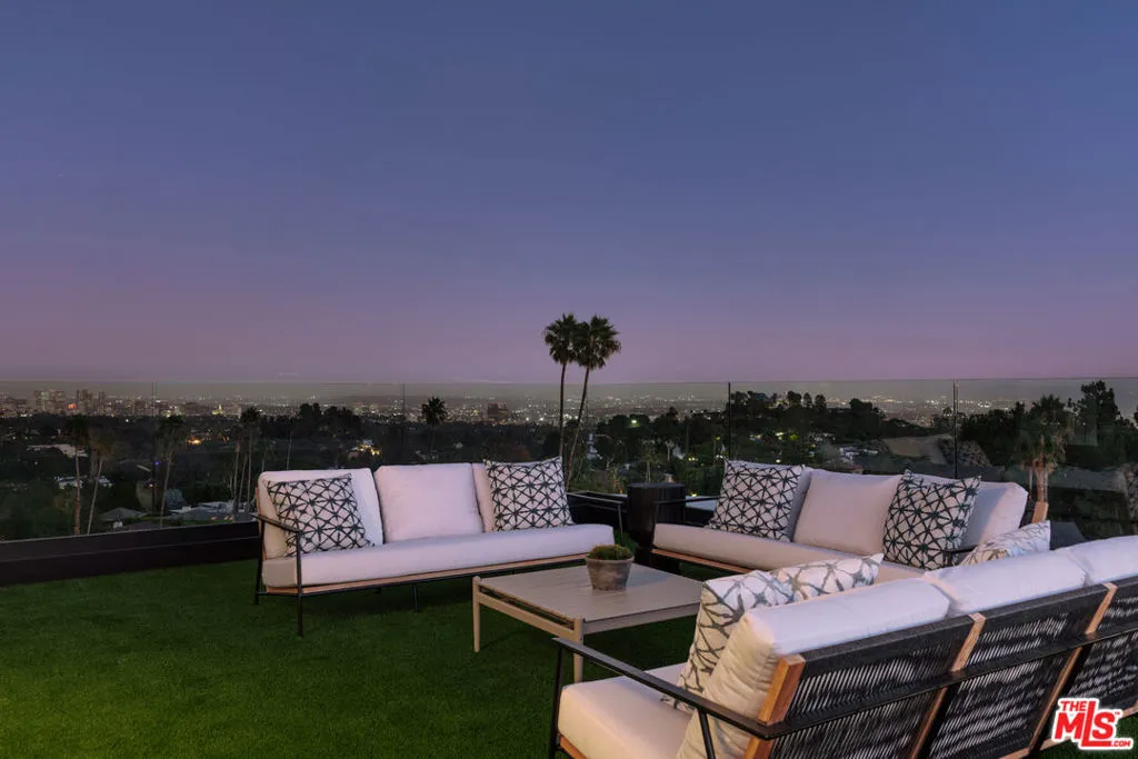 Los Angeles, California 90049, United States, 5 Bedrooms Bedrooms, ,6 BathroomsBathrooms,Residential,Active,222966