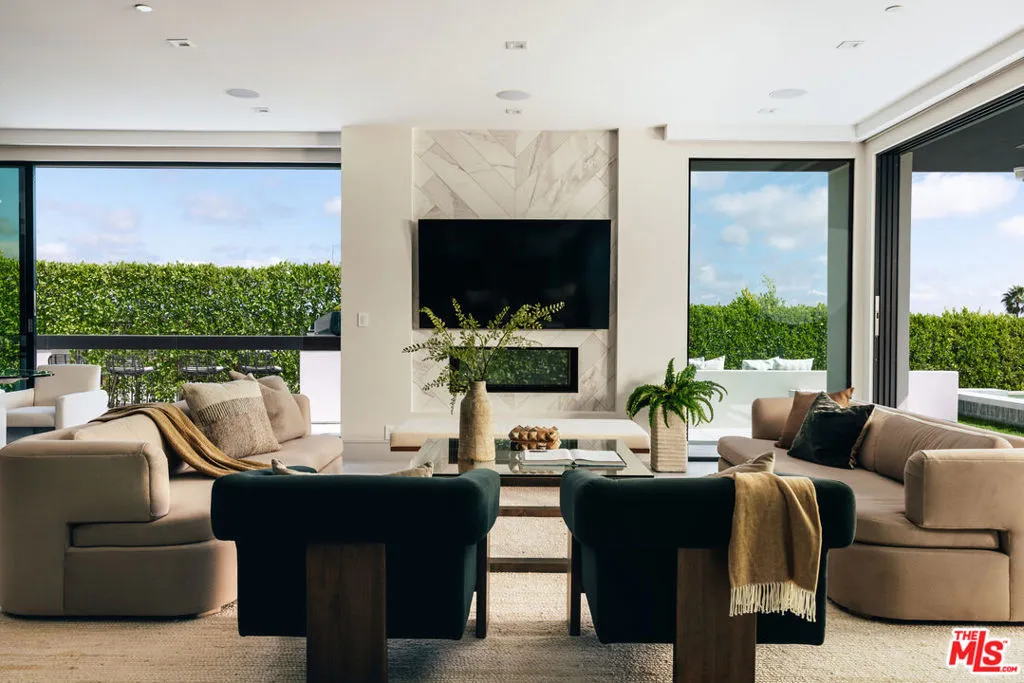 Los Angeles, California 90049, United States, 5 Bedrooms Bedrooms, ,6 BathroomsBathrooms,Residential,Active,222966