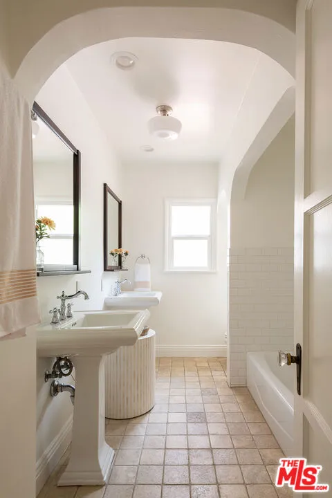 Los Angeles, California 90024, United States, 4 Bedrooms Bedrooms, ,2 BathroomsBathrooms,Residential,Active,213246