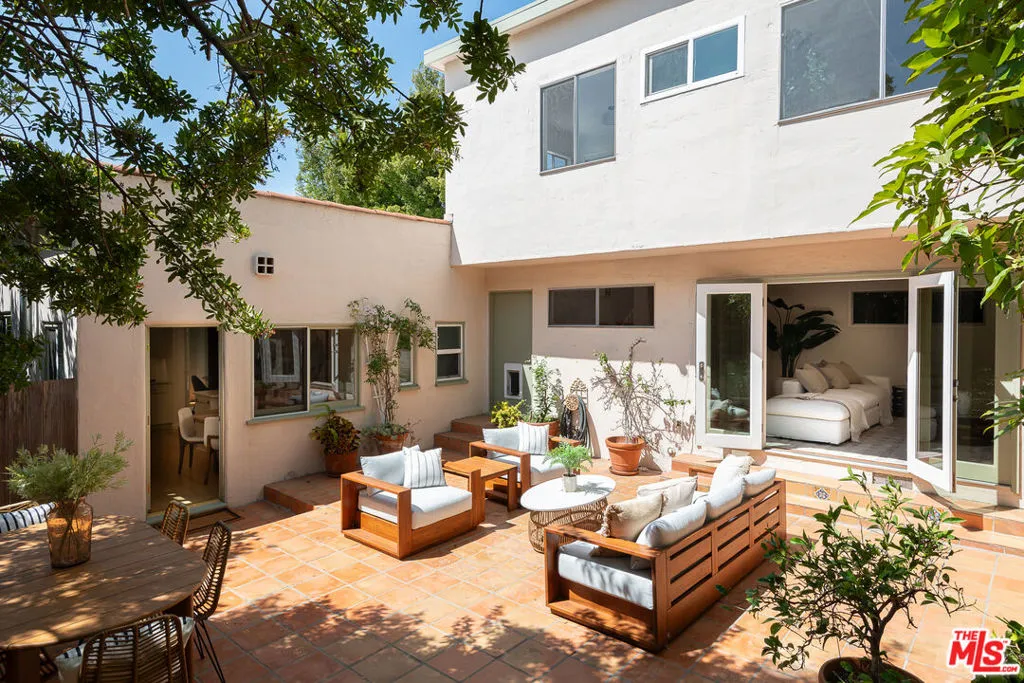 Los Angeles, California 90024, United States, 4 Bedrooms Bedrooms, ,2 BathroomsBathrooms,Residential,Active,213246