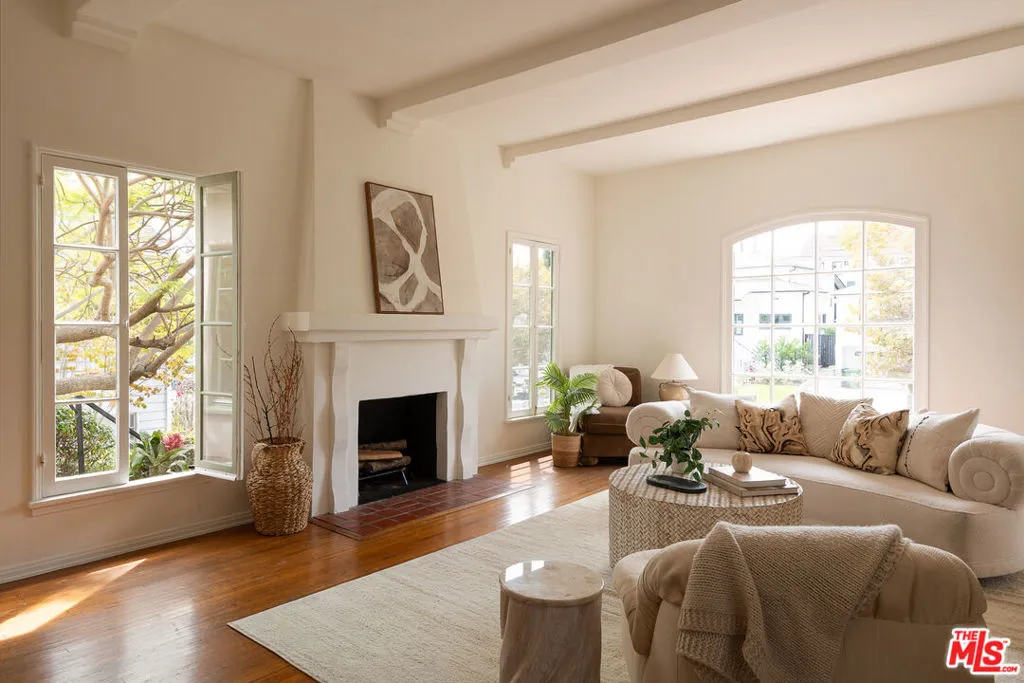 Los Angeles, California 90024, United States, 4 Bedrooms Bedrooms, ,2 BathroomsBathrooms,Residential,Active,213246