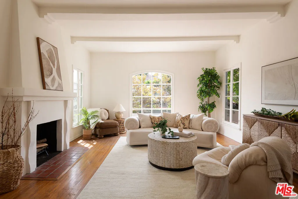 Los Angeles, California 90024, United States, 4 Bedrooms Bedrooms, ,2 BathroomsBathrooms,Residential,Active,213246