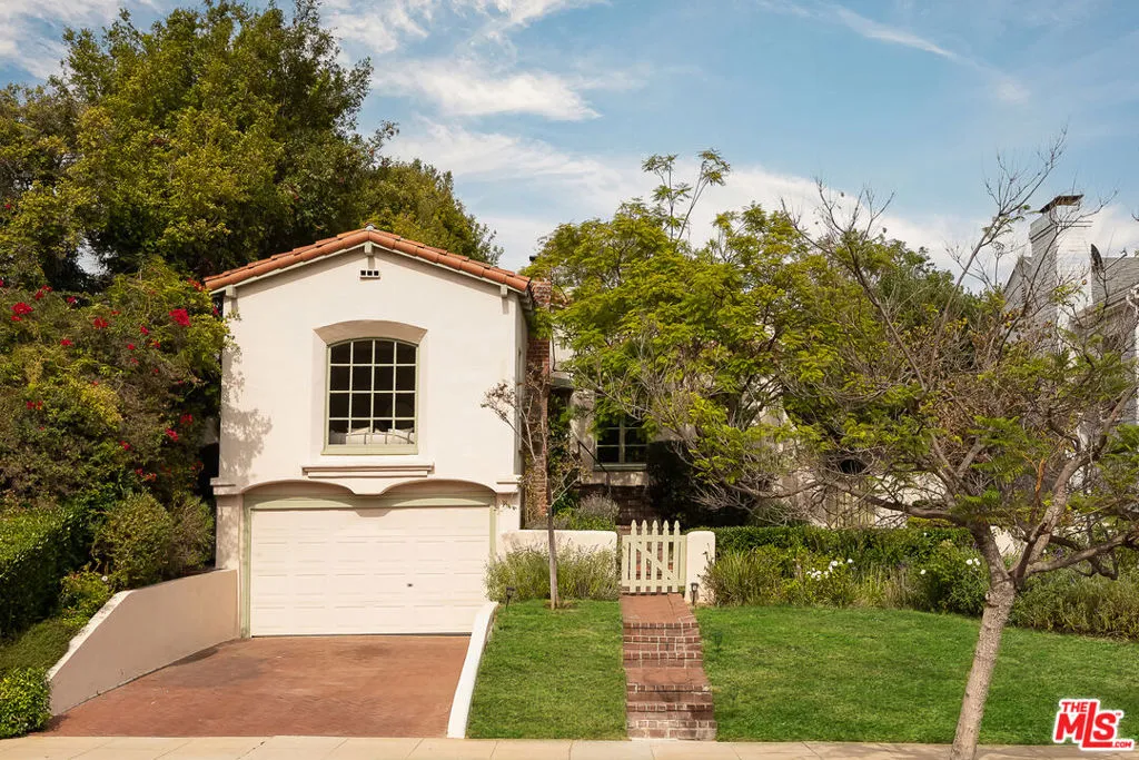 Los Angeles, California 90024, United States, 4 Bedrooms Bedrooms, ,2 BathroomsBathrooms,Residential,Active,213246