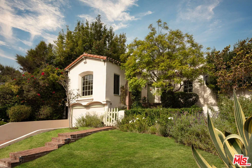 Los Angeles, California 90024, United States, 4 Bedrooms Bedrooms, ,2 BathroomsBathrooms,Residential,Active,213246 Los Angeles, California 90024, United States, 4 Bedrooms Bedrooms, ,2 BathroomsBathrooms,Residential,Active,213246