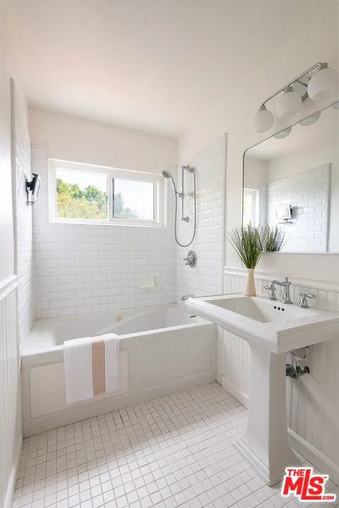 Los Angeles, California 90024, United States, 4 Bedrooms Bedrooms, ,2 BathroomsBathrooms,Residential,Active,213246