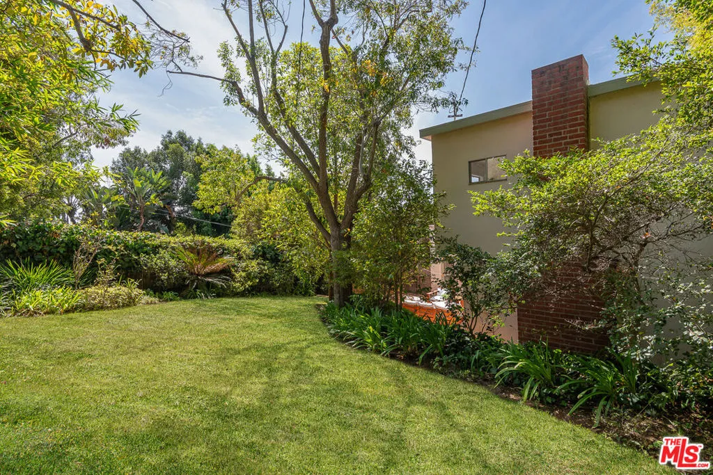 Los Angeles, California 90024, United States, 4 Bedrooms Bedrooms, ,2 BathroomsBathrooms,Residential,Active,213246