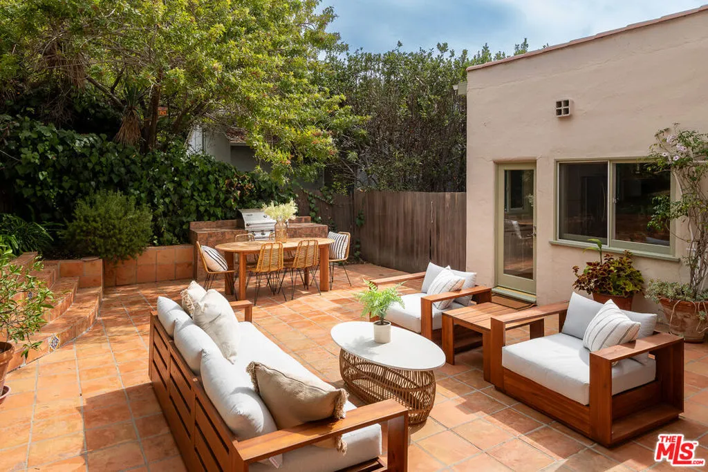 Los Angeles, California 90024, United States, 4 Bedrooms Bedrooms, ,2 BathroomsBathrooms,Residential,Active,213246