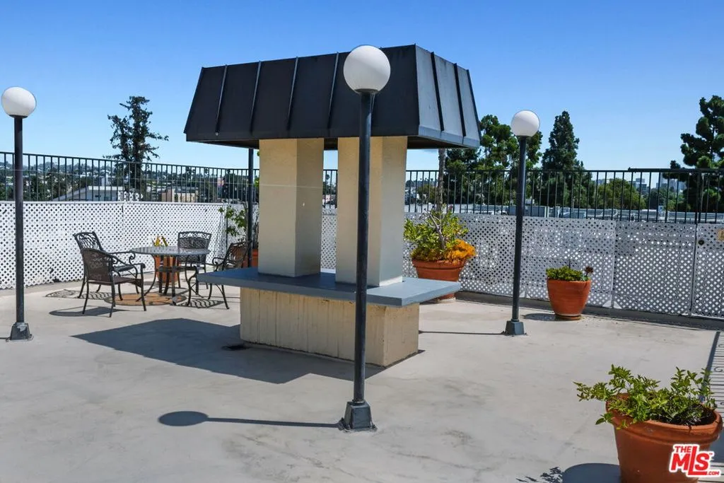 Los Angeles, California 90057, United States, 1 Bedroom Bedrooms, ,1 BathroomBathrooms,Residential,Active,226880