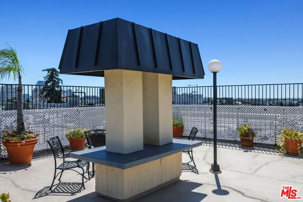 Los Angeles, California 90057, United States, 1 Bedroom Bedrooms, ,1 BathroomBathrooms,Residential,Active,226880