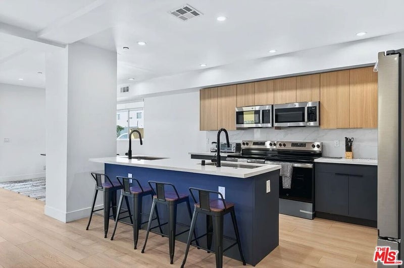 1359 W 35th Place